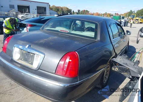 1998 Lincoln Town Car Signature z USA, uszkodzony, nr VIN 1LNFM82W1WY734800